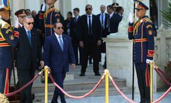 Cumhurbaşkanı Erdoğan, Mısır'da resmi törenle karşılandı