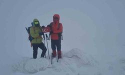 Dağcılar Bubi Dağı'na kış tırmanışı yaptı, zirvede kar mağarası oluşturdu