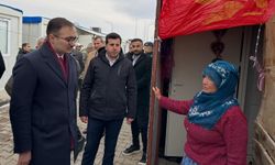 Deprem şehitleri kabirleri başında dualarla anıldı