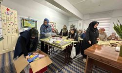 Depremzede çocuklara atkı ve bere ördüler