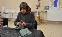 Depremzede kadın yaşadıklarını el sanatıyla unutmaya çalışıyor