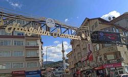 Devrek'te Ramazan ayının süslemelerinden olan mahyalar yandı