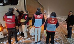 Diyadin'de yolda kalan vatandaşlara kumanya desteği