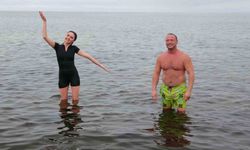 Dondurucu soğukta Van Gölü'nde yüzdüler