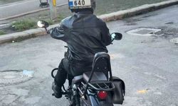 Düşen plakasını kaskına bantlayıp yoluna devam ettim