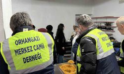 Düzce'de cami cemaati öğrencilere iftar veriyor