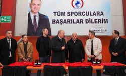 Düzce'de güreşçilere spor malzemeleri dağıtıldı