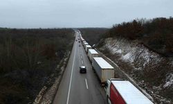 Edirne'de dondurucu soğukta kilometrelerce tır kuyruğu