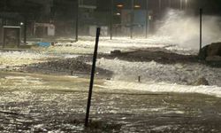 Edremit'te fırtınada deniz ve kara adeta birleşti