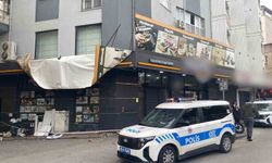 Efeler'de şiddetli rüzgar tabelaları kopardı, iş yerlerinde hasar oluştu