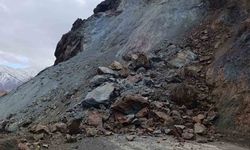 Elazığ'da heyelan yolu kapadı
