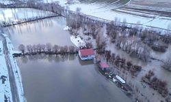 Eriyen kar suları taşkınlara sebep oldu, evler ve yollar sular altına kaldı