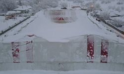 Erzincan'da kardan halı sahanın brandası çöktü