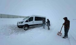 Erzurum'da kar yağışı ve tipi nedeniyle araçlar yolda mahsur kaldı
