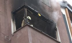 Esenler'de 4 katlı binada yangın paniği: Küle dönenen daire kullanılamaz hale geldi