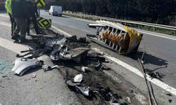 Esenler'de cip refüje çarptı: Araçta sıkışan sürücü yaralandı