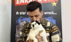 Eski itfaiye eri, enkazdan çıkardığı kediyle deprem travmasını birlikte atlattı