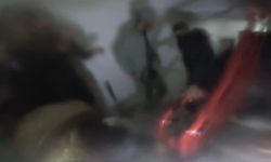 Evde dumandan etkilenen şahsı çıkartma anları kask kamerasına yansıdı