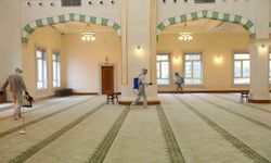 Gaziantep Büyükşehir, ilk teravih öncesi camileri gül suyu ile yıkıyor