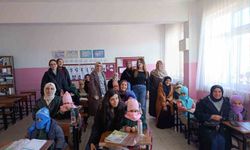 Gençlerin el emeğiyle hazırladığı hediyeler, minik yürekleri ısıttı