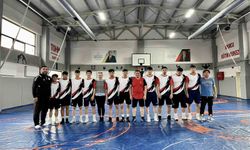 Gençlik ve Spor İl Müdürü Kabakcı güreşçilerle mindere çıktı