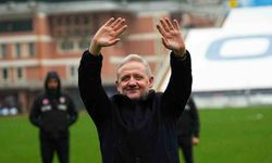 Göksel Gümüşdağ, galibiyet sonrası tribünleri selamladı