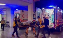 Hafif ticari araç bariyerlere çarptı: 2 yaralı