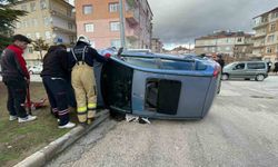 Hafif ticari araçla çarpışan otomobil yan yattı: 2 yaralı