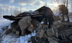 Hakkari'de ahırın çatısı çöktü: 2 hayvan telef oldu