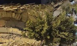 Hatay'da hasarlı bina yıkım esnasında çöktü