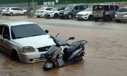 Hatay'da sağanak sele neden oldu, yollar göle döndü