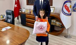 Hisarcık Kaymakamı Erkan Atam'dan başarılı öğrenciye ödül