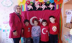 Hisarcık'ta minikler sınıfları için Türk bayrağını kendi elleri ile dikti