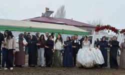 Iğdır'da bahçe düğünü geleneği kar ve çamura rağmen sürüyor