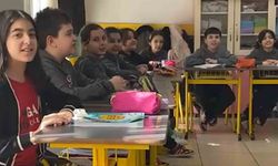 İlkokul öğrencilerinden 'Kabe'de hacılar hu der Allah' ilahisi