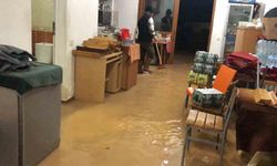 İşyerine su basan esnaf Datça Belediyesi'ne tepki gösterdi