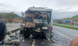 İzmir'de belediye kamyonuna arkadan çarpan sürücü hayatını kaybetti