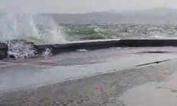 İzmir'de fırtınada sahil şeridindeki yollar sular altında kaldı