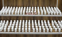 İzmir'de polisten kaçan araçlardan binlerce uyuşturucu hap çıktı