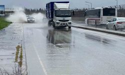 İzmir'de sağanak etkili oldu: Yollar göle döndü, trafik kilitlendi