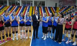 Kadın voleybol takımı namağlup şampiyon oldu