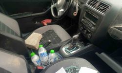 Kaldırım taşıyla camını kırdıkları otomobilden depremzede vatandaşın 100 bin TL'sini çaldılar