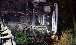 Kamyon bariyerlerde askıda kaldı, sürücü hafif yaralandı