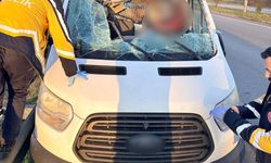 Kamyonet, beton köprü ayağı yüklü tıra çarptı: 1 ölü, 1 yaralı