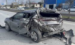 Kamyonun çarptığı otomobil adeta preslendi: 1 yaralı
