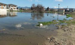 Kanalizasyon şebekesi çöktü inşaatlar su içinde kaldı