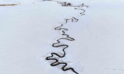 Kar altındaki menderesler güzel manzaralar oluşturuyor