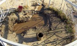 Karaman'da mezarlıkta çıkan yağlı çamurun şifa dağıttığına inanılıyor