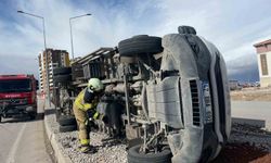 Karaman'da şiddetli fırtına kamyoneti devirdi, çatılar uçtu