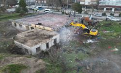 Karasu'da 'riskli alan' ilan edilen bölgedeki binalar için kepçeler sahile indi